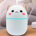 Traga mais fofura e bem-estar para o seu ambiente com o Umidificador Gatinho Branco. Este adorável umidificador não só melhora a qualidade do ar, mas também adiciona um toque encantador à sua decoração. Transforme qualquer espaço com o Umidificador Gatinho Branco. Este umidificador adorável é a escolha perfeita para quem deseja melhorar a qualidade do ar com estilo e diversão.