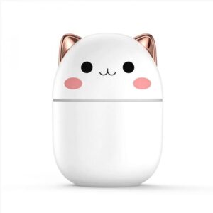 Traga mais fofura e bem-estar para o seu ambiente com o Umidificador Gatinho Branco. Este adorável umidificador não só melhora a qualidade do ar, mas também adiciona um toque encantador à sua decoração. Transforme qualquer espaço com o Umidificador Gatinho Branco. Este umidificador adorável é a escolha perfeita para quem deseja melhorar a qualidade do ar com estilo e diversão.