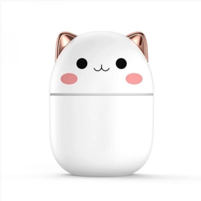 Traga mais fofura e bem-estar para o seu ambiente com o Umidificador Gatinho Branco. Este adorável umidificador não só melhora a qualidade do ar, mas também adiciona um toque encantador à sua decoração. Transforme qualquer espaço com o Umidificador Gatinho Branco. Este umidificador adorável é a escolha perfeita para quem deseja melhorar a qualidade do ar com estilo e diversão.