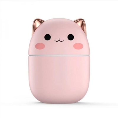 Traga mais fofura e bem-estar para o seu ambiente com o Umidificador Gatinho Rosa. Este adorável umidificador não só melhora a qualidade do ar, mas também adiciona um toque encantador à sua decoração. Transforme qualquer espaço com o Umidificador Gatinho Rosa. Este umidificador adorável é a escolha perfeita para quem deseja melhorar a qualidade do ar com estilo e diversão.
