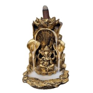 Incensário cascata de resina com design de lírios dourados e Ganesha. A fumaça flui suavemente pelos lírios, criando um efeito visual encantador. Ideal para trazer paz, prosperidade e um toque de elegância ao ambiente. Especificações: – Porta Incenso Lírio Ganesha. – Material: Resina. Dimensões (A x L x P): – 14 x 13 x 11 cm.