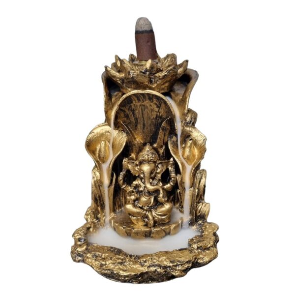 Incensário cascata de resina com design de lírios dourados e Ganesha. A fumaça flui suavemente pelos lírios, criando um efeito visual encantador. Ideal para trazer paz, prosperidade e um toque de elegância ao ambiente. Especificações: – Porta Incenso Lírio Ganesha. – Material: Resina. Dimensões (A x L x P): – 14 x 13 x 11 cm.