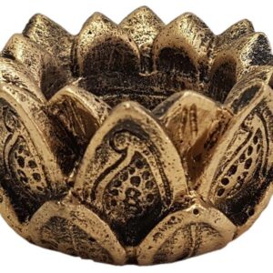 Este belo incensário, moldado em resina e com acabamento em tom bronze envelhecido, apresenta o formato de uma flor de lótus aberta. Cada pétala da flor exibe detalhes minuciosos, conferindo um toque artístico e elegante à peça. Ideal para rituais de meditação, práticas de yoga ou simplesmente para decorar e perfumar ambientes, este incensário é perfeito para quem aprecia a simbologia da pureza e iluminação representada pela flor de lótus. Especificações: – Porta Incenso Flor de Lotus. – Material: Resina. Dimensões (A x L x P): – 2,3 x 5,3 x 5,3 cm.