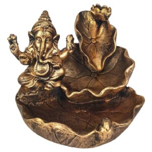 Este magnífico incensário cascata é confeccionado em resina com um acabamento em tom de bronze envelhecido, destacando a figura de Ganesha, o deus hindu da sabedoria, prosperidade e removedor de obstáculos. A peça apresenta Ganesha sentado ao lado de folhas de lótus detalhadamente esculpidas, formando um design harmonioso e sagrado. Quando o incenso é aceso, a fumaça desce em cascata, criando um efeito visual relaxante e mágico. Ideal para criar uma atmosfera serena e espiritual em qualquer ambiente, este incensário é perfeito para meditação, práticas religiosas ou simplesmente como um belo objeto decorativo. Especificações: – Porta Incenso folha Ganesha. – Material: Resina. Dimensões (A x L x P): – 11 x 12 x 13 cm.