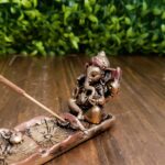 Este incensário não é apenas um item funcional, mas também uma peça de decoração que enriquece visualmente qualquer ambiente. Ideal para apresentar ou aprimorar a atmosfera da sua própria casa. Traga a presença protetora e inspiradora de Ganesha para o seu dia a dia com este lindo incensário. Especificações: – Porta Incenso Canaleta Ganesha. – Material: Resina. Dimensões (A x L x P): – 5,5 x 4 x 24 cm.