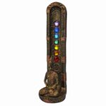 Adicione uma aura de paz e tranquilidade ao seu lar com este lindo incensário buda em resina. Com design vertical e os 7 chakras representados, é ideal para meditação e purificação do ambiente. Deixe-se envolver pela serenidade e equilíbrio que o buda meditando transmite. Especificações: – Porta Incenso Buda 7 Chakras Vertical – Material: Resina. Dimensões (A x L x P): – 21,5 x 5,5 x 6,5 cm.