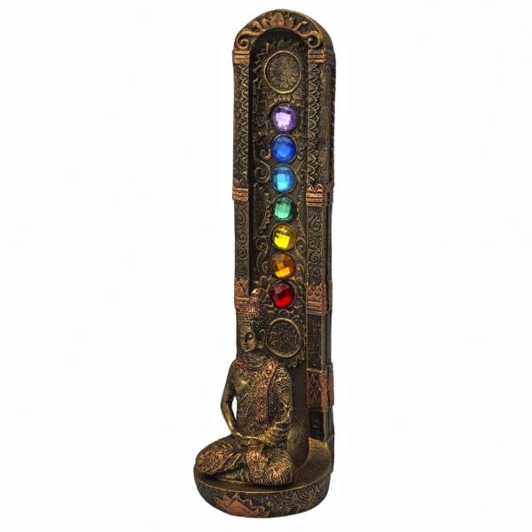 Adicione uma aura de paz e tranquilidade ao seu lar com este lindo incensário buda em resina. Com design vertical e os 7 chakras representados, é ideal para meditação e purificação do ambiente. Deixe-se envolver pela serenidade e equilíbrio que o buda meditando transmite. Especificações: – Porta Incenso Buda 7 Chakras Vertical – Material: Resina. Dimensões (A x L x P): – 21,5 x 5,5 x 6,5 cm.