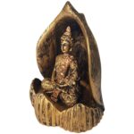 Aproveite a presença serena do Buda na sua casa com o Incensário Buda na Gruta Meditando em Resina Dourado Envelhecido. Feito com detalhes impressionantes em resina, este incensário traz uma atmosfera de paz e harmonia para o seu ambiente. Ideal para meditação e relaxamento, é também uma bela peça decorativa. Aproveite momentos de tranquilidade com este símbolo de iluminação e sabedoria. Especificações: – Porta Incenso Gruta Buda Meditando – Material: Resina. Dimensões (A x L x P): – 14 x 10 x 10 cm.