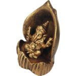 Transforme seu ambiente com o Incensário Cascata Ganesha Gruta. Este belo incensário, com Ganesha em uma gruta detalhadamente esculpida e acabamento dourado envelhecido, cria um efeito hipnotizante de fumaça em cascata. Perfeito para meditação e decoração, ele traz paz e sofisticação ao seu espaço. Especificações: – Porta Incenso Gruta Ganesha Meditando – Material: Resina. Dimensões (A x L x P): – 13 x 10 x 10 cm.