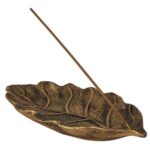 Adicione charme ao seu ambiente com o Incensário Vareta em formato de folha, dourado envelhecido. Elegante e funcional, ele proporciona uma atmosfera de tranquilidade e beleza natural. Ideal para relaxamento e meditação. Especificações: – Porta Incenso folha Gande – Material: Resina. Dimensões (A x L x P): – 3 x 12 x 22 cm.