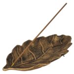 Adicione charme ao seu ambiente com o Incensário Vareta em formato de folha, dourado envelhecido. Elegante e funcional, ele proporciona uma atmosfera de tranquilidade e beleza natural. Ideal para relaxamento e meditação. Especificações: – Porta Incenso folha Gande – Material: Resina. Dimensões (A x L x P): – 3 x 12 x 22 cm.