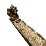 Este incensário não é apenas um item funcional, mas também uma peça de decoração que enriquece visualmente qualquer ambiente. Ideal para apresentar ou aprimorar a atmosfera da sua própria casa. Traga a presença protetora e inspiradora de Ganesha para o seu dia a dia com este lindo incensário. Especificações: – Porta Incenso Canaleta Ganesha. – Material: Resina. Dimensões (A x L x P): – 5,5 x 4 x 24 cm.