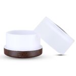 Difusor aromático ultrassônico de 500ml com design sofisticado em branco fosco e detalhes em madeira escura, ideal para adicionar um toque de elegância a qualquer ambiente. Utilizando tecnologia ultrassônica, este difusor cria uma névoa fina e silenciosa, difundindo aromas densos que promovem bem-estar e relaxamento. Ele possui desligamento automático quando a água acaba, oferecendo segurança e economia de energia. Inclui um controle remoto que permite ajustar as configurações de névoa, temporizador e iluminação, com 7 opções de luzes coloridas em LED para criar uma atmosfera personalizada. Ideal para salas de estar, quartos e escritórios. Capacidade: 500ml Dimensões: 17,5cm x 13,5cm x 17,5cm. (LxAxC) Contém: 01 Fonte de energia 110v/220 01 Manual 01 Controle remoto 01 Copo medidor