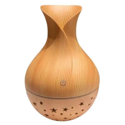 Ideal para todas as estações, este difusor melhora a qualidade do ar, aliviando o desconforto e o ressecamento das mucosas. Ele transforma água em vapor suave, consome pouca energia e possui desligamento automático para segurança. Com design elegante em madeira clara e LED com 7 núcleos, também é uma peça decorativa encantadora. Capacidade: 130ml Dimensões: Contém: 01 Cabo USB 01 Manual 02 Filtros de Algodão