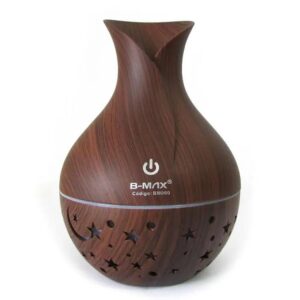 Ideal para todas as estações, este difusor melhora a qualidade do ar, aliviando o desconforto e o ressecamento das mucosas. Ele transforma água em vapor suave, consome pouca energia e possui desligamento automático para segurança. Com design elegante em madeira escura e LED com 7 núcleos, também é uma peça decorativa encantadora. Capacidade: 130ml Dimensões: Contém: 01 Cabo USB 01 Manual 02 Filtros de Algodão