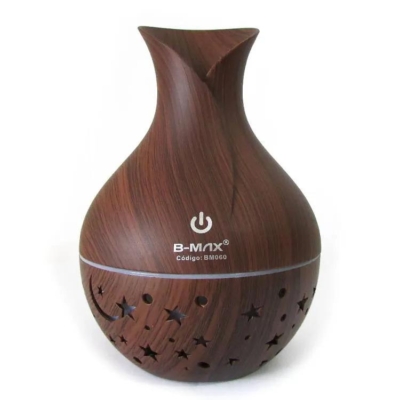 Ideal para todas as estações, este difusor melhora a qualidade do ar, aliviando o desconforto e o ressecamento das mucosas. Ele transforma água em vapor suave, consome pouca energia e possui desligamento automático para segurança. Com design elegante em madeira escura e LED com 7 núcleos, também é uma peça decorativa encantadora. Capacidade: 130ml Dimensões: Contém: 01 Cabo USB 01 Manual 02 Filtros de Algodão